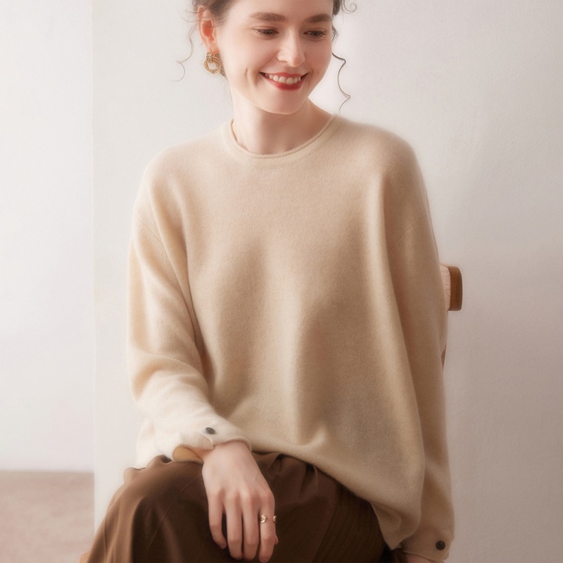 2025秋冬新款女卷边圆领100%纯山羊绒毛衣纯色袖子纽扣针织打底衫