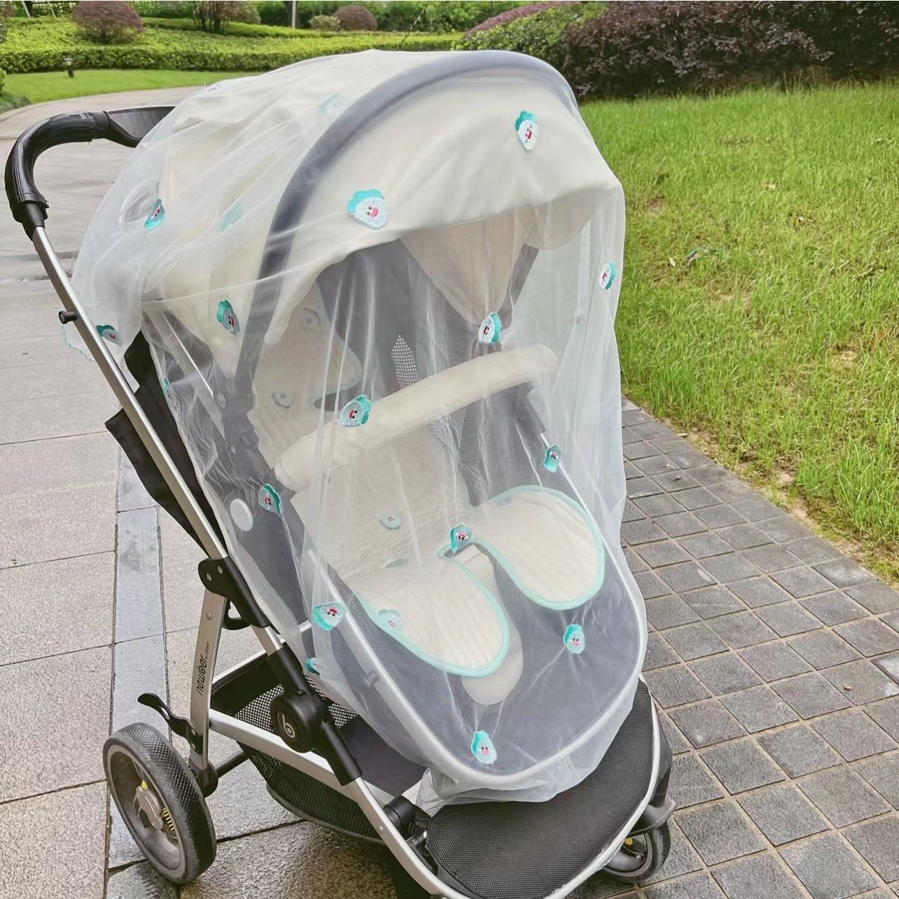 수 놓은 공룡 모기장