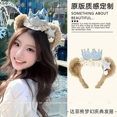 玲ナベルの蝶結びのカチューシャが可愛いです。顔が小さいカチューシャの髪飾りは遊園地の写真撮影に適しています。