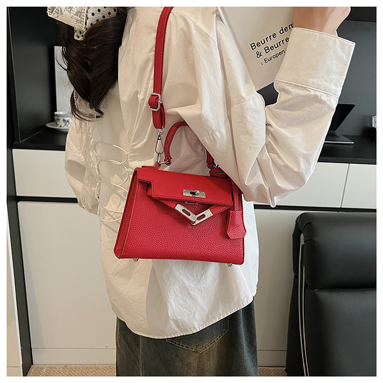 This year, a new women's casual summer single-shoulder crossbody bag with a niche design is in vogue. The hand-held small square bag is popular undefined