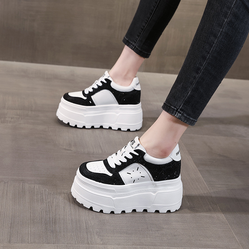 Giày sneaker nữ đế dày độn cao bên trong, phối đá rhinestone trắng thời trang — bạc trắng