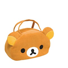かわいいアニメのリラックマ旅行バッグを持っています。ハンドバッグを持っています。