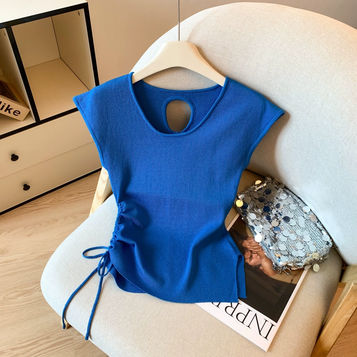 Настоящая фотография корейского трикотажа из полого ледяного шелка для женщин, облегающий крой, шнурок, асимметричный дизайн, топ с короткими рукавами.