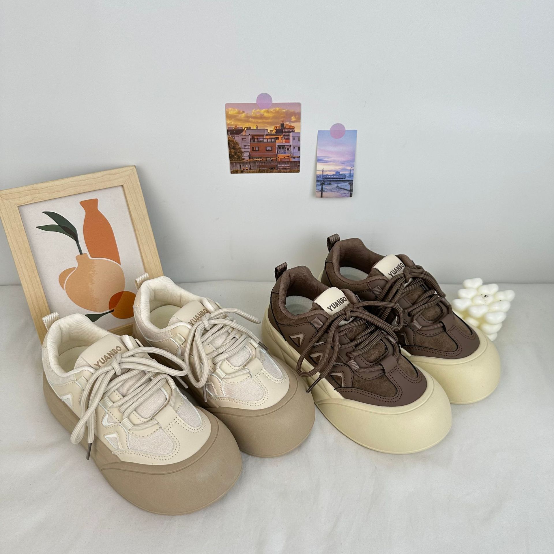 Yuanbo 2024 otoño nuevo estilo coreano universal zapatos de lona de suela gruesa para estudiantes de skate de altura zapatos de moda para mujeres