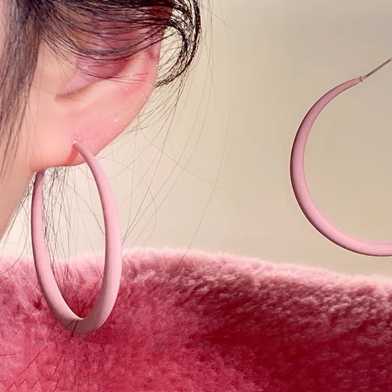 Pendientes redondos con aguja de plata retro estilo de Hong Kong goteo de aceite Pendientes de temperamento de nicho Pendientes de sentido avanzado femenino de verano ligero de moda