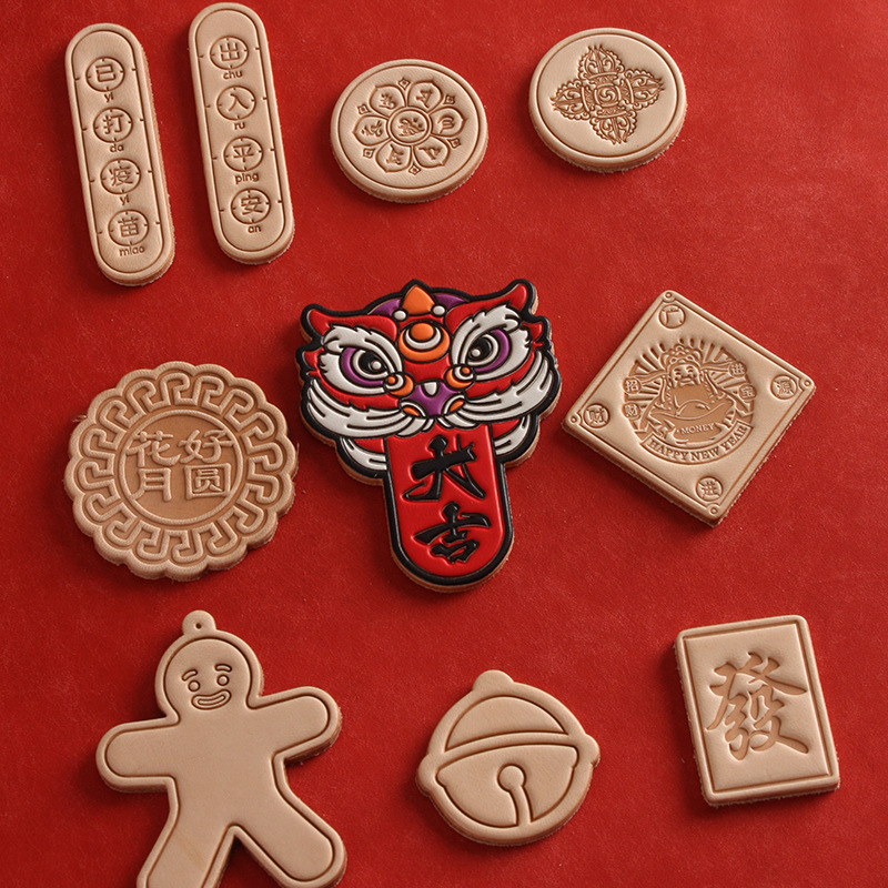 立体植鞣皮块挂件 醒狮达摩 阿美咔叽 圣诞过年市集摆摊 送铜环