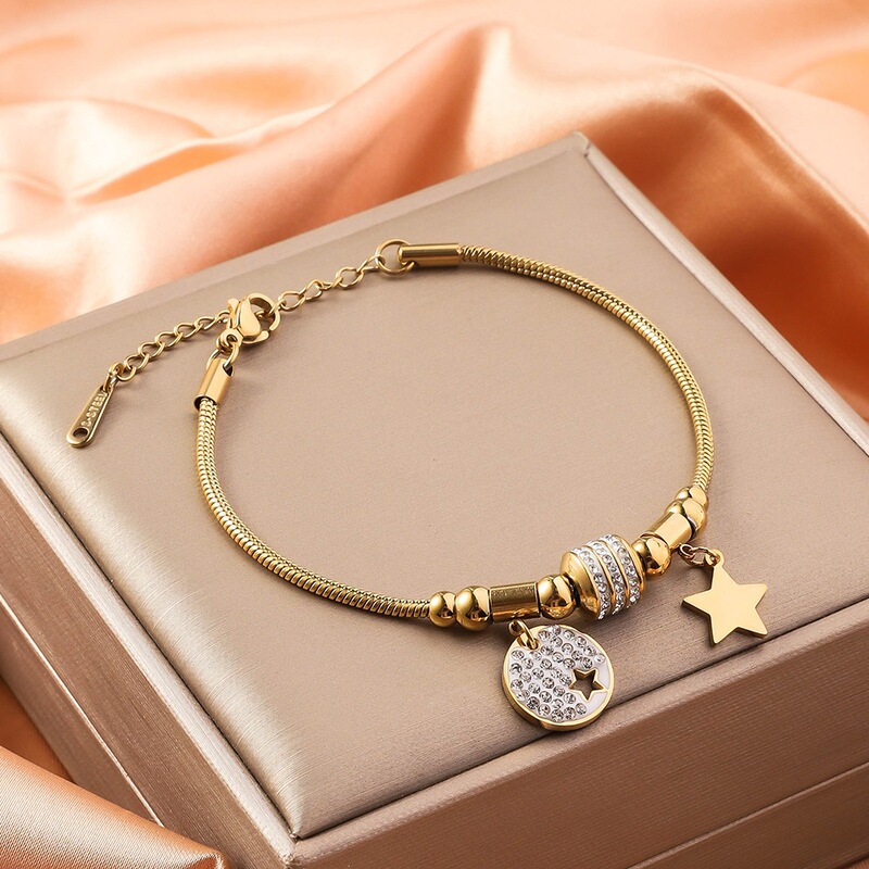 Dora DIY Hot-Selling Stainless Steel Bracelet with Five-Leaf Clover and Diamond Pendant, 18K Vacuum Electroplated Titanium Steel Bracelet Dora DIY Hot-Selling Stainless Steel Bracelet with Five-Leaf Clover and Diamond Pendant, 18K Vacuum Electroplated Titanium Steel Bracelet