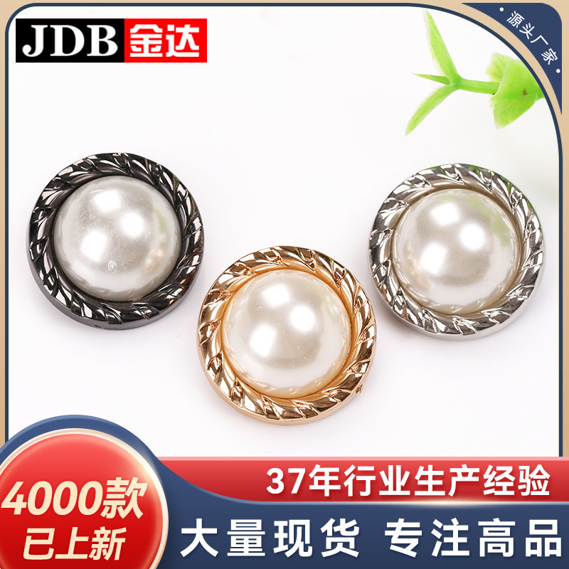 Tooth edge pearl double buttons with feet