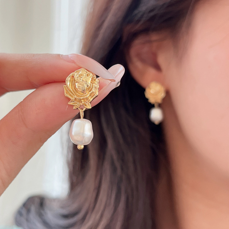 Retro Flower Imitation Pearl Alloy Pleated Earrings display picture 4