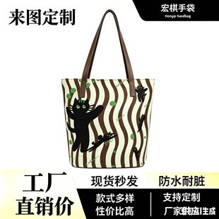 ԭ��С���͹ű��y���������ˮͰ��ͨ�ڱ�y�μ������Ů�����ٴ�
