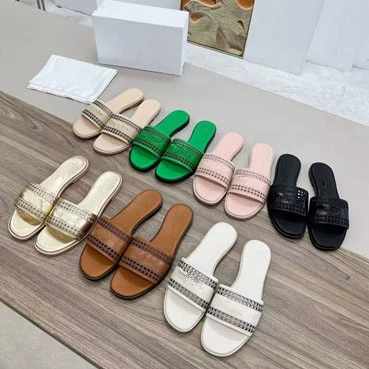 Европейская станция 25 ранней весной новый кожаный металл дикий полый слово плоский пляж холодные тапочки женский открытый пляж