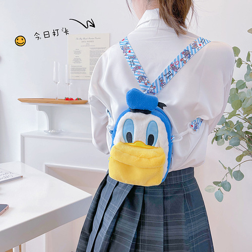 新款多用卡通毛绒包包女可爱小熊单肩斜挎百搭胸包小鸭子双肩背包