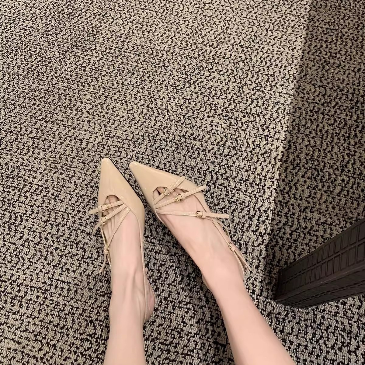 Versión de piel de oveja de la madre de la uva del mismo estilo sandalias de cuero a la cabeza con hebilla de una palabra, zapatos vacíos con punta puntiaguda, tacones de aguja, tacones altos para mujer