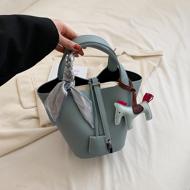 Bolso de diseño de nicho de estilo occidental de alta gama para mujer 2023 nuevo bolso de cerradura de red popular bolso de cubo de todo fósforo