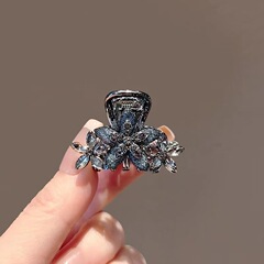 高級感のある美しい水ドリルの花が小さくて、重工業の気質のサイドファッションの髪を挟んでいます。
