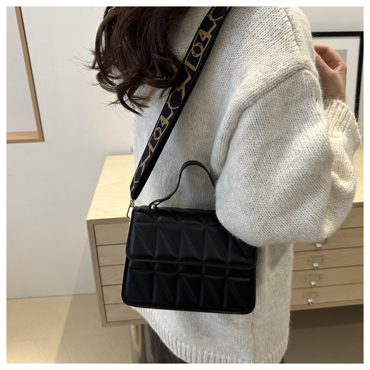 A stylish and simple diamond-shaped small square bag for the autumn and winter of 2024, featuring a solid color and a trendy single-shoulder bag for women undefined