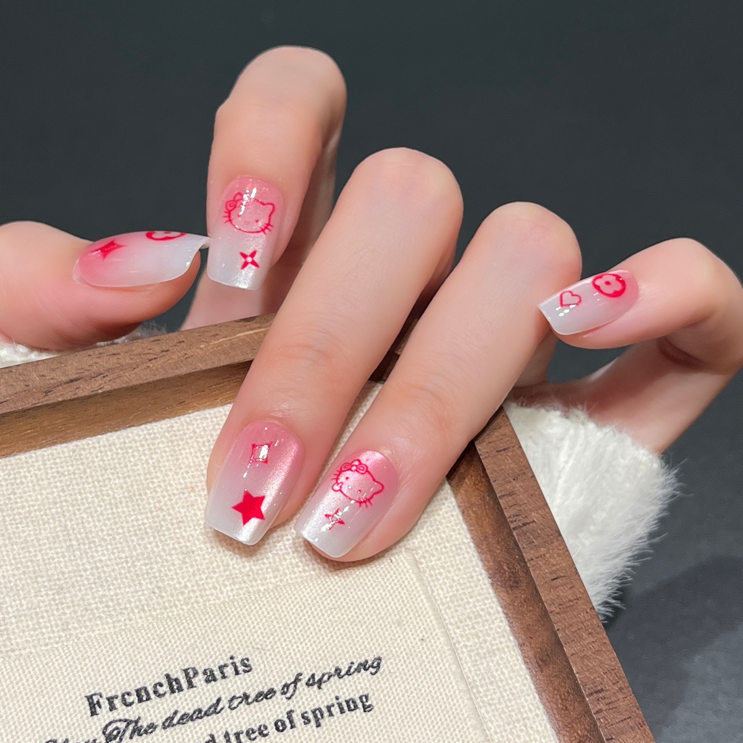 2026 nuevo ojo de gato para usar uñas de dibujos animados Kitty Kitty piedra de cristal rosa flash dulce y fresco corto engrosado prefabricado