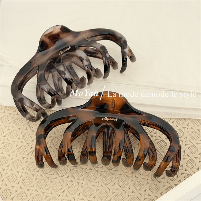 Trendy Tortoiseshell Letter Logo Hair Clip for Women with Thick Hair, Large Pumpkin Claw Clip, High-End Style, Large Hairpin for the Back of the Head, Shark Clip