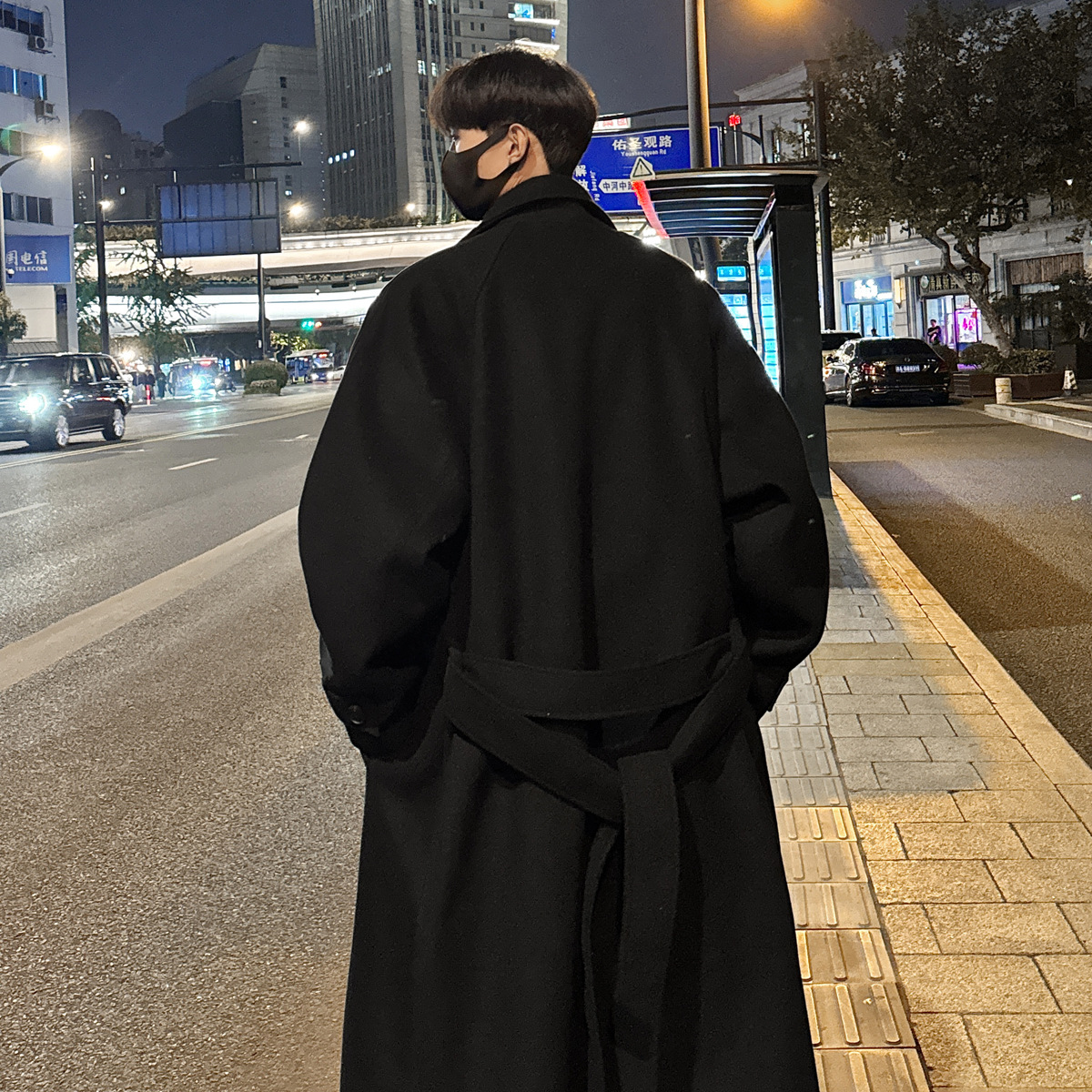 秋冬服のコートは男女が膝を過ぎます。コートの中の長さは冬の高級感があります。