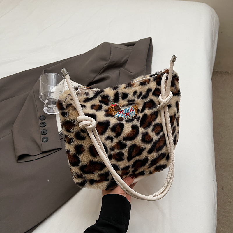 Otoño y invierno bolsas de gran capacidad para mujeres 2024 nuevo bolso de moda de peluche bolso de moda bolso de piel bolso de leopardo bolso de hombro de mujer