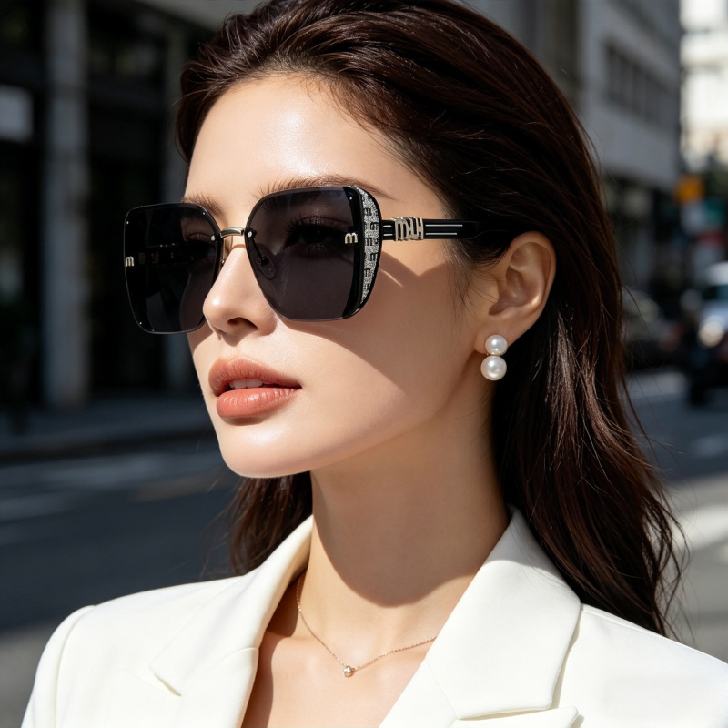 New Fashionable Frameless Glasses with Large Frames That Make the Face Look Smaller, with Glitter, Light Luxury Sunglasses for Women, High-End, Stylish, Versatile Sunglasses New Fashionable Frameless Glasses with Large Frames That Make the Face Look Smaller, with Glitter, Light Luxury Sunglasses for Women, High-End, Stylish, Versatile Sunglasses