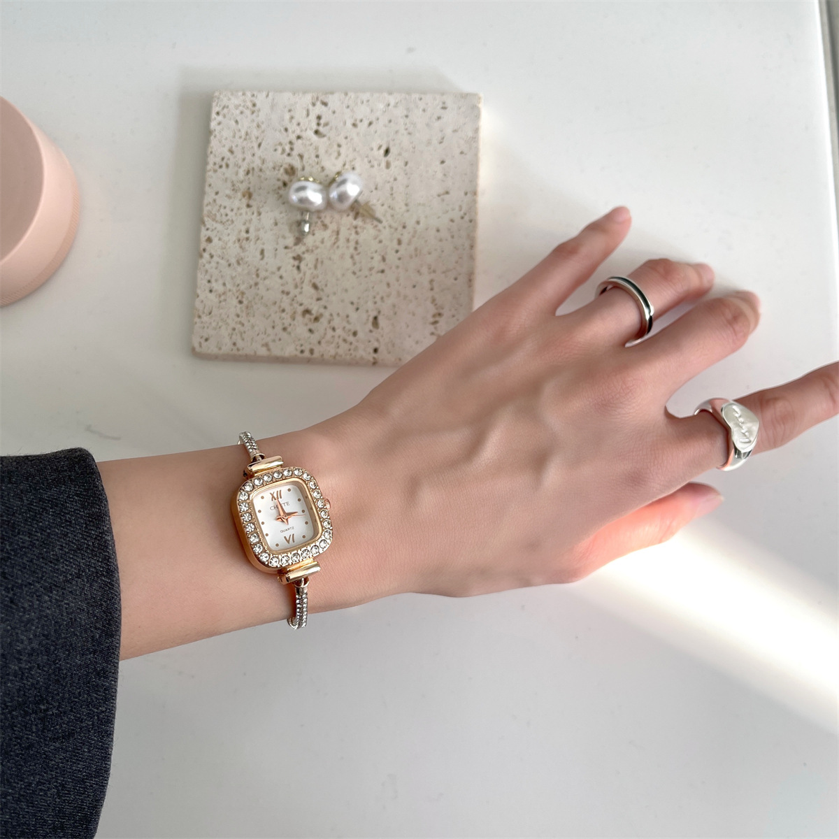 Classic Style Commute Solid Color Jewelry Buckle Quartz Watch display picture 19