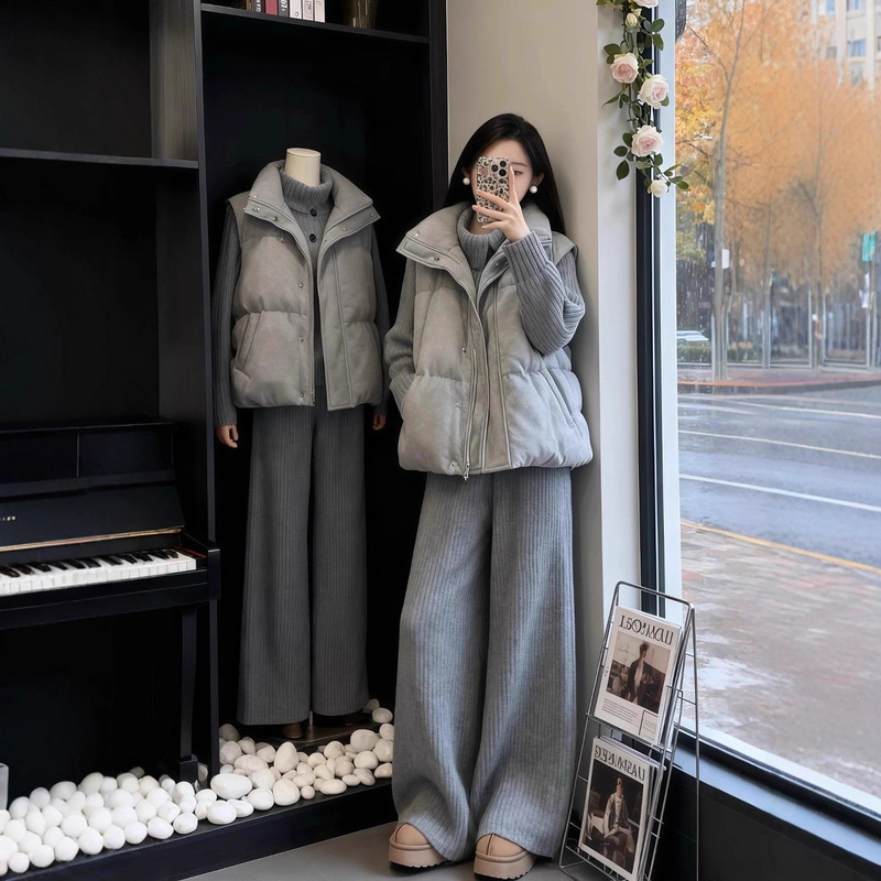 Retro Style Gray down Cotton Vest for Women, Autumn and Winter Loose, Soft and Waxy Warm Cotton Jacket Layered with Knitted Suit