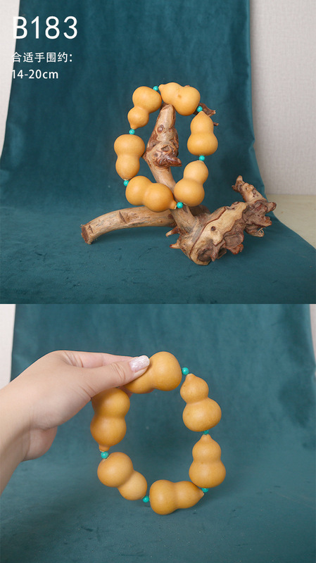 本格的な天然のヒョウタンの手を捻って手をつないで自動車のペンダントの逸品の小さいヒョウタンの草の中の金を飾って手を持って文を持って遊んでいます。|undefined