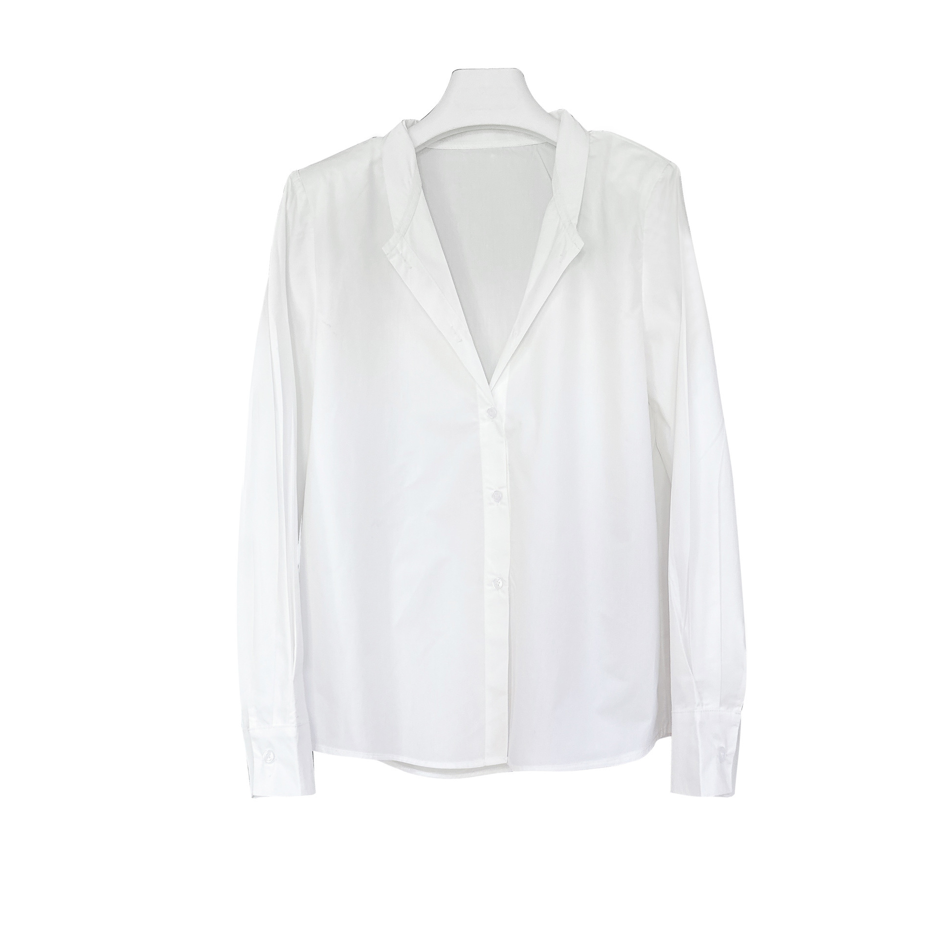 Camicia donna bianca con scollo a v e jeans larghi casual_voghion.com