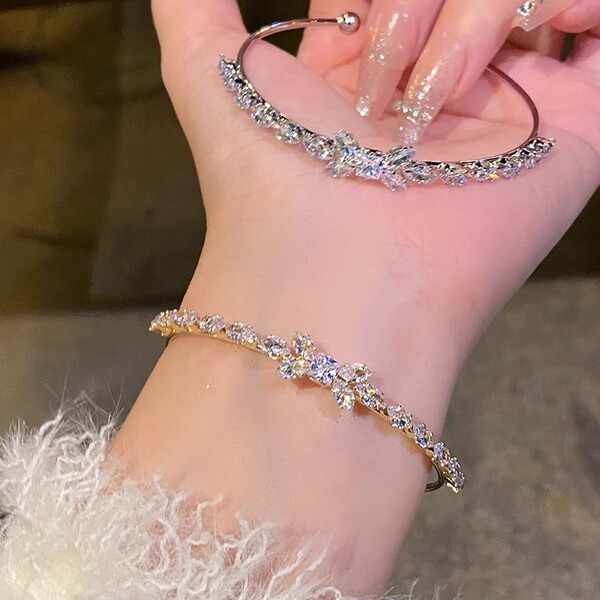 Women's bracelet with bow