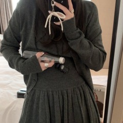 2色のニットセットの雰囲気がユニークで、中には3つのセットのクラシックな色の基礎単列ボタンがあります。