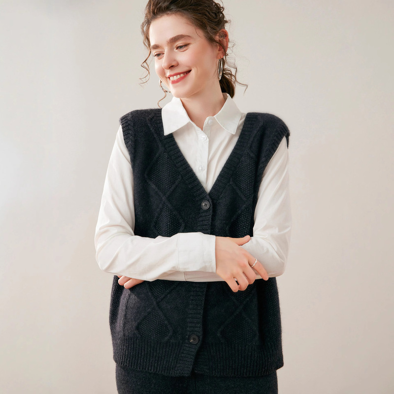 Lightweight Layered V Neck Cable Cashmere Vest Women's Sleeveless Loose Wool Knitted Cardigan 2025 Autumn and Winter New Waistcoat