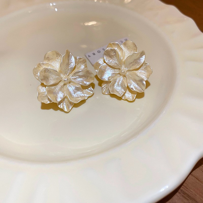 Pendientes de camelia de simulación de aguja de plata Pendientes elegantes retro francés Pendientes de todo fósforo de moda personalizada