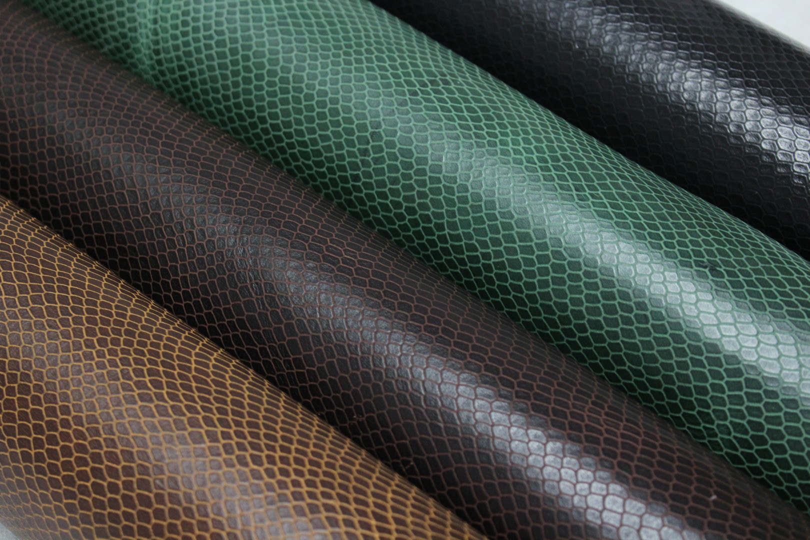 厂家现货头层牛皮蛇纹粒面疯马皮革 鞋子箱包家具真牛皮料皮具