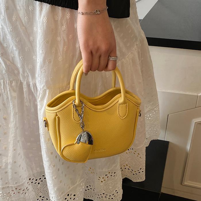 Bolsos pequeños de moda súper calientes de nicho para mujer 2025 nueva tendencia bolsa de cubo de aire extranjero estilo caliente de verano bolso de hombro de mano