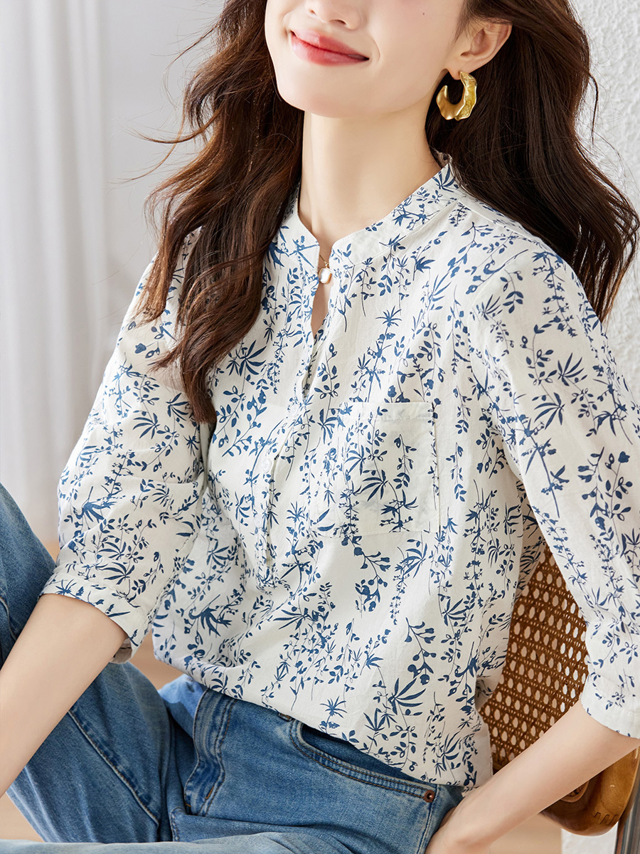 メーカー直売の青花磁器の小さい花のシャツの女性の7分袖の夏の国風の純綿の上着の独特な年齢のシャツを減らします。