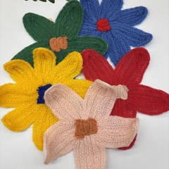 太陽の花の毛糸の刺繍の手は盤の花のセーターを揺らします。