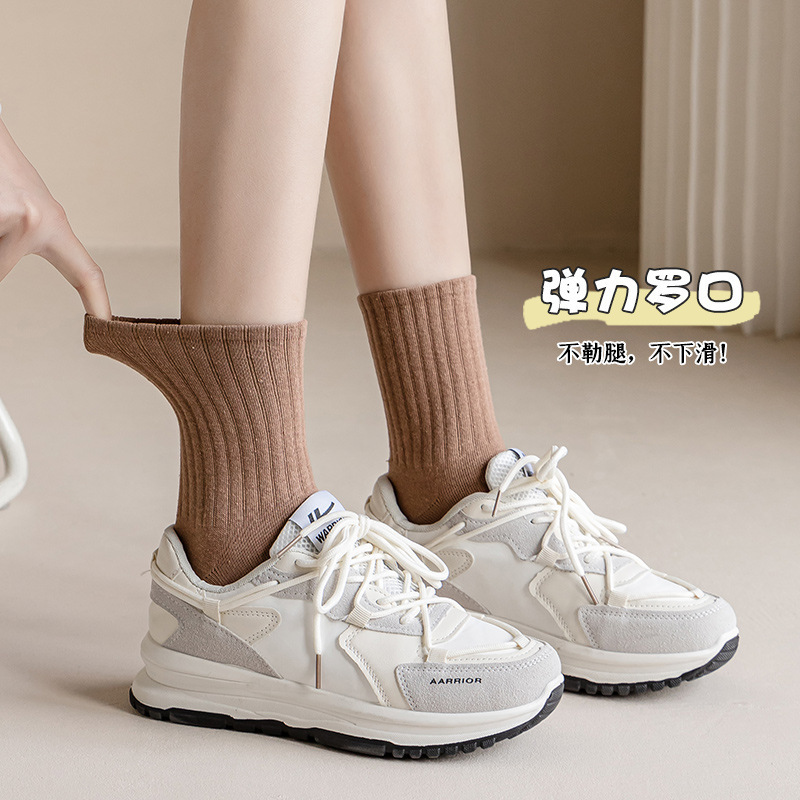 Otoño nuevos calcetines blancos de las mujeres deportes casual alto elástico color sólido media pantorrilla longitud calcetines de algodón negro Zhuji venta al por mayor