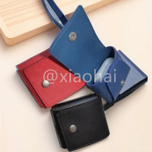 한국 스타일의 인기 상품인 PU 가죽 소재의 여성용 신상 스퀘어 홀터넥 백과 세련된 한국풍 가죽 이어폰 가방 참 장식이 특징입니다.