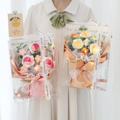創意的なニットの毛糸の花のバラの花の泡芙は花束の完成品の誕生日を編んで女子学生の七夕のバレンタインデーを送ります。