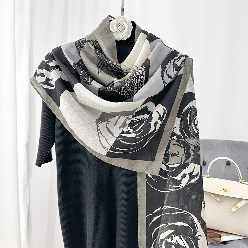 Bufanda de camelia Xiaoxiangfeng, estilo de todo fósforo de moda, habitación con aire acondicionado en contraste en blanco y negro, chal cálido, bufanda de protección solar de viaje