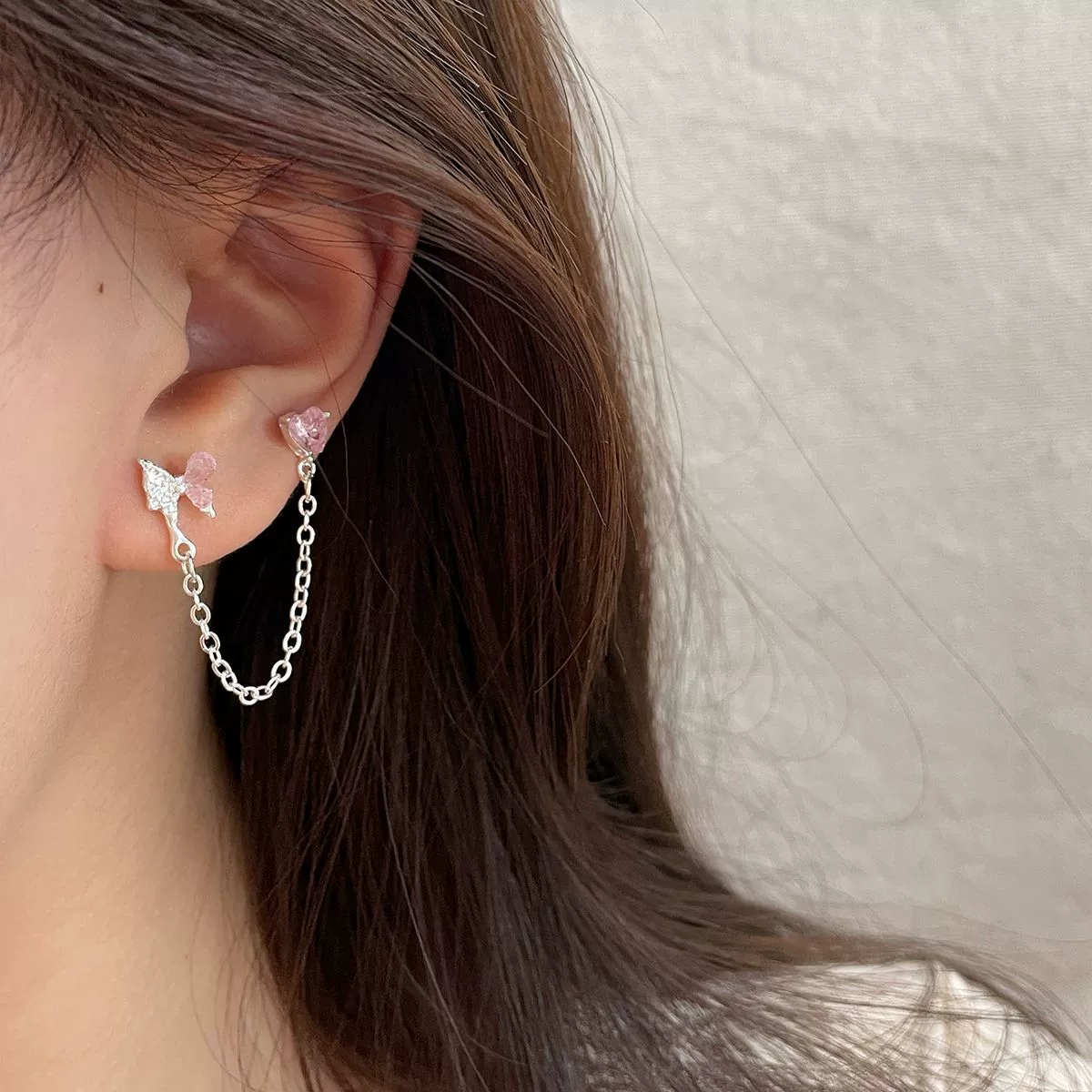 Серьги (Brand) геометрические фуксия, вставки циркония, кисточки, штифты 925 серебро