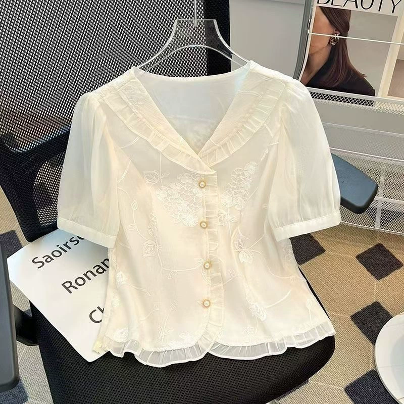 Белая маленькая ароматная короткая рубашка с V-образным вырезом для женщин, новинка лета 2025, уникальная и красивая рубашка, омолаживающий французский топ
