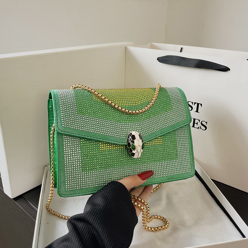 Bolso cuadrado pequeño de diamantes de imitación de color de moda transfronteriza 2023 otoño nuevo estilo cadena de aire occidental mensajero de un solo hombro mochila pequeña simple