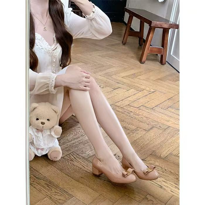 2026 Nude Color Fashionable Pointed-Toe Shallow High-Heeled Shoes with a Versatile Cross-Border Style, Patent Leather, Metal Decoration, and Chunky Heels