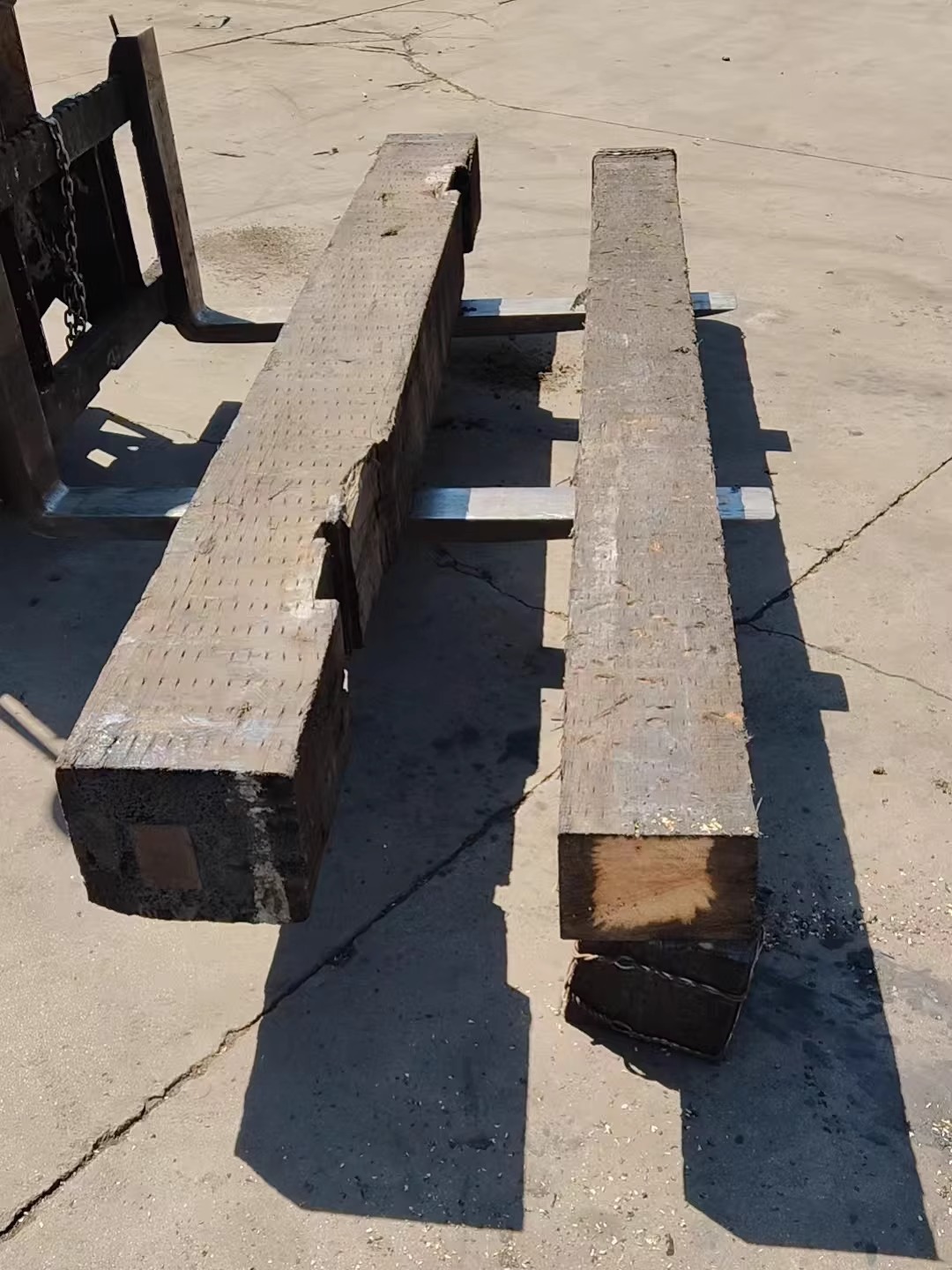 火车轨道铁路旧枕木设备承重垫木油浸防腐二手木枕景观车用支腿木
