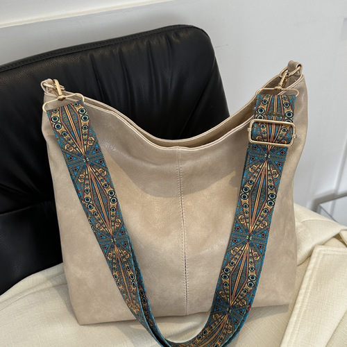 Large-capacity shoulder bag for women, 2024 spring new retro wide strap single-shoulder crossbody bag, high-quality texture commuting bucket bag