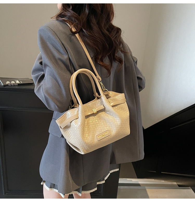 Simple crossbody bag 2025, single-shoulder bucket bag, Spring new style for work, Korean style bag, embossed commuting fashion bag for women undefined