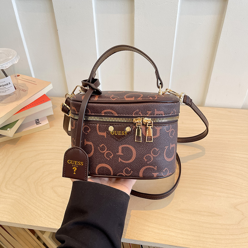 Guess New Monogram Crossbody Bag for Women 2024 Fashion Retro Small Round Bag Versatile High-End Handbag Shoulder Bag Guess New Monogram Crossbody Bag for Women 2024 Fashion Retro Small Round Bag Versatile High-End Handbag Shoulder Bag