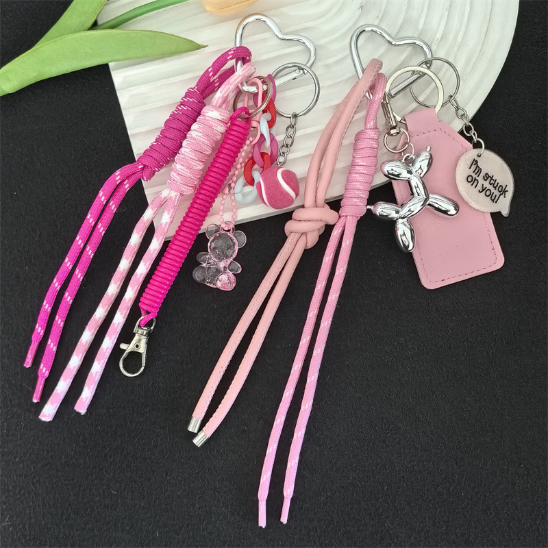 Llavero de cuero estilo MIU con colgante de estrella de fresa, accesorio de alta gama para llaves de coche.